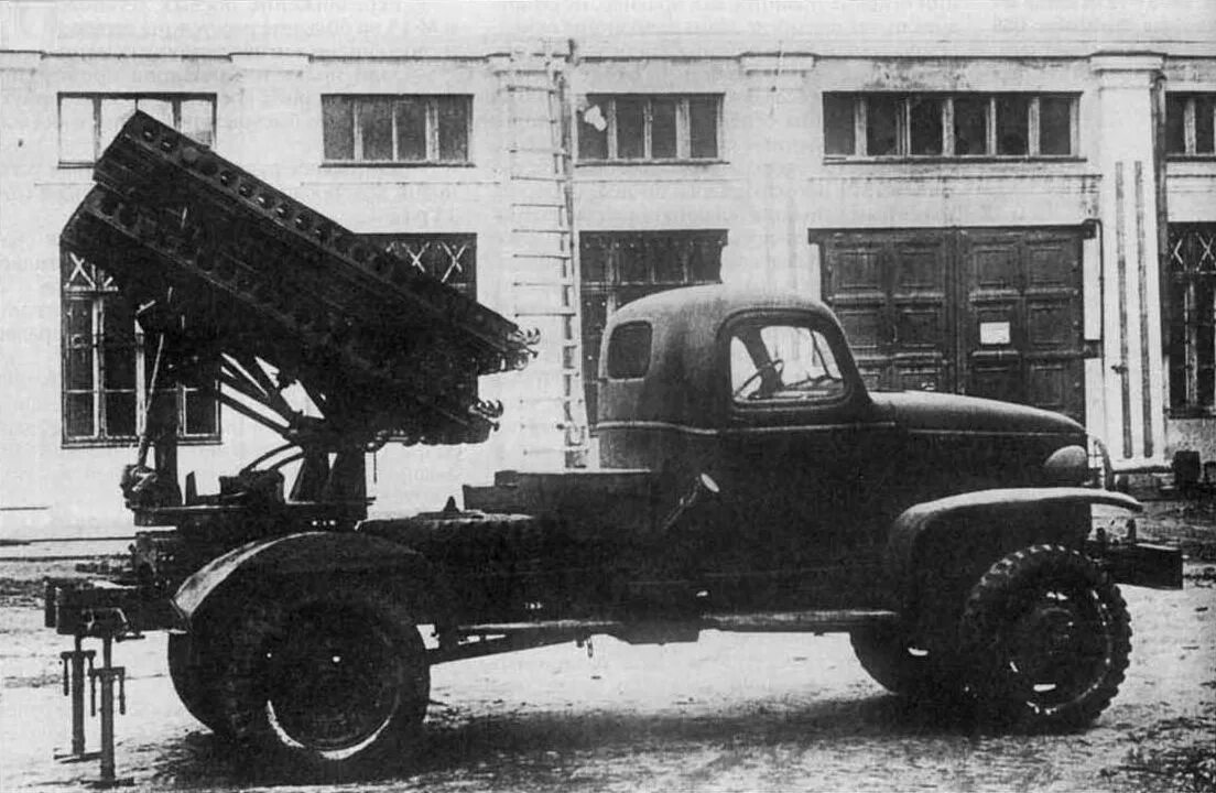 Зис 6 бм 13 катюша. Завод выпускавший катюши. Бм-13 катюша залп. Завод выпускавший катюши. Бм-13 катюша.