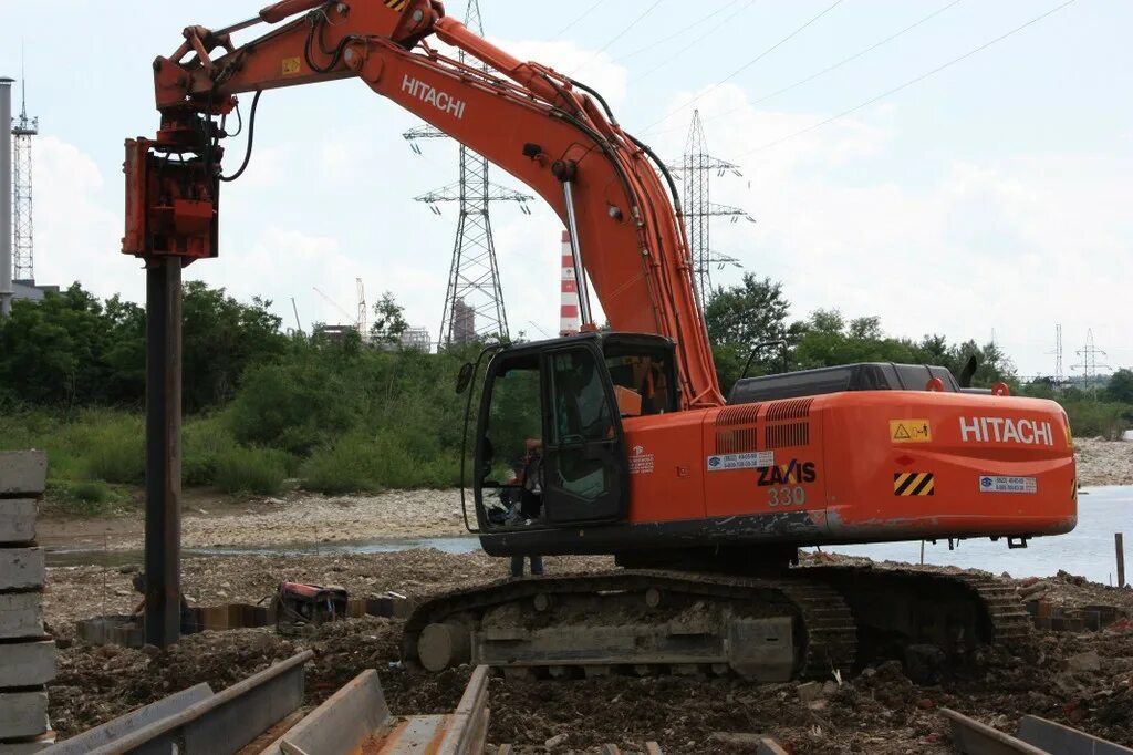 Вибропогружение свай. Забивка шпунта ларсена. Вибропогружатель для шпунта ларсена. Техника для вибропогружения жб свай. Вибропогружение свай.