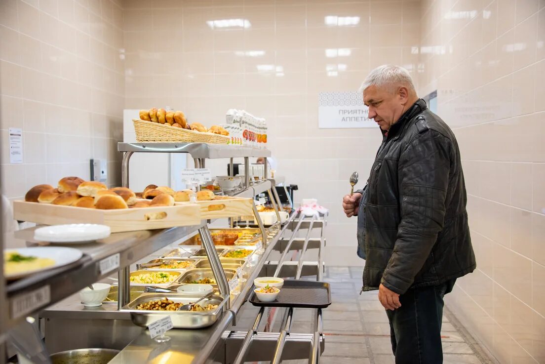 Ооо рбе юг. Выставка блюд в заводской столовой. Заводская столовая. Столовые УГМК рабочие ассортимент. РБЕ столовая 2818.