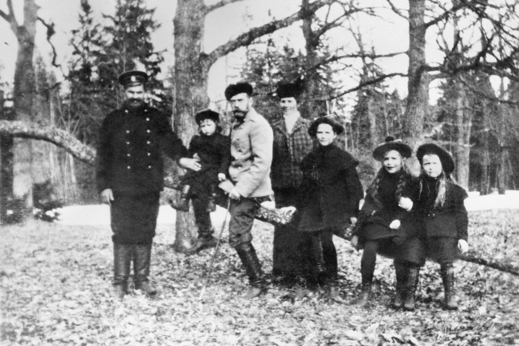 Фото царской семьи Романовых перед расстрелом. Фото семьи Николая 2 перед расстрелом. Семья Николая 2 перед расстрелом.