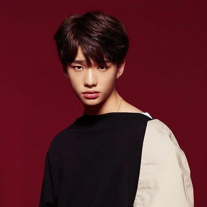 Хван хёнджин 2022. Хёнджин 2020. Хёнджин stray kids 2022. Под каким глазом у хенджина родинка. Под каким глазом у хенджина родинка.