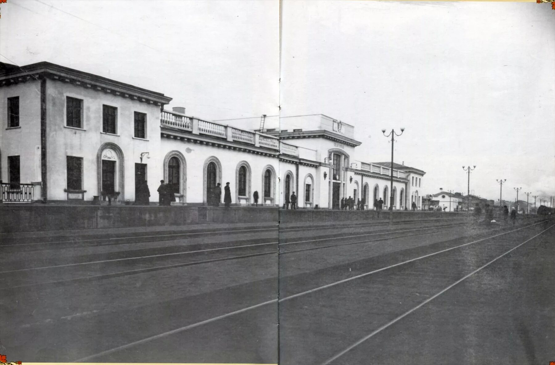 Старый вокзал Белгород. Вокзал 1941 Белгород. Старое здание ЖД вокзала Белгород. Белгородский вокзал 1918 год.