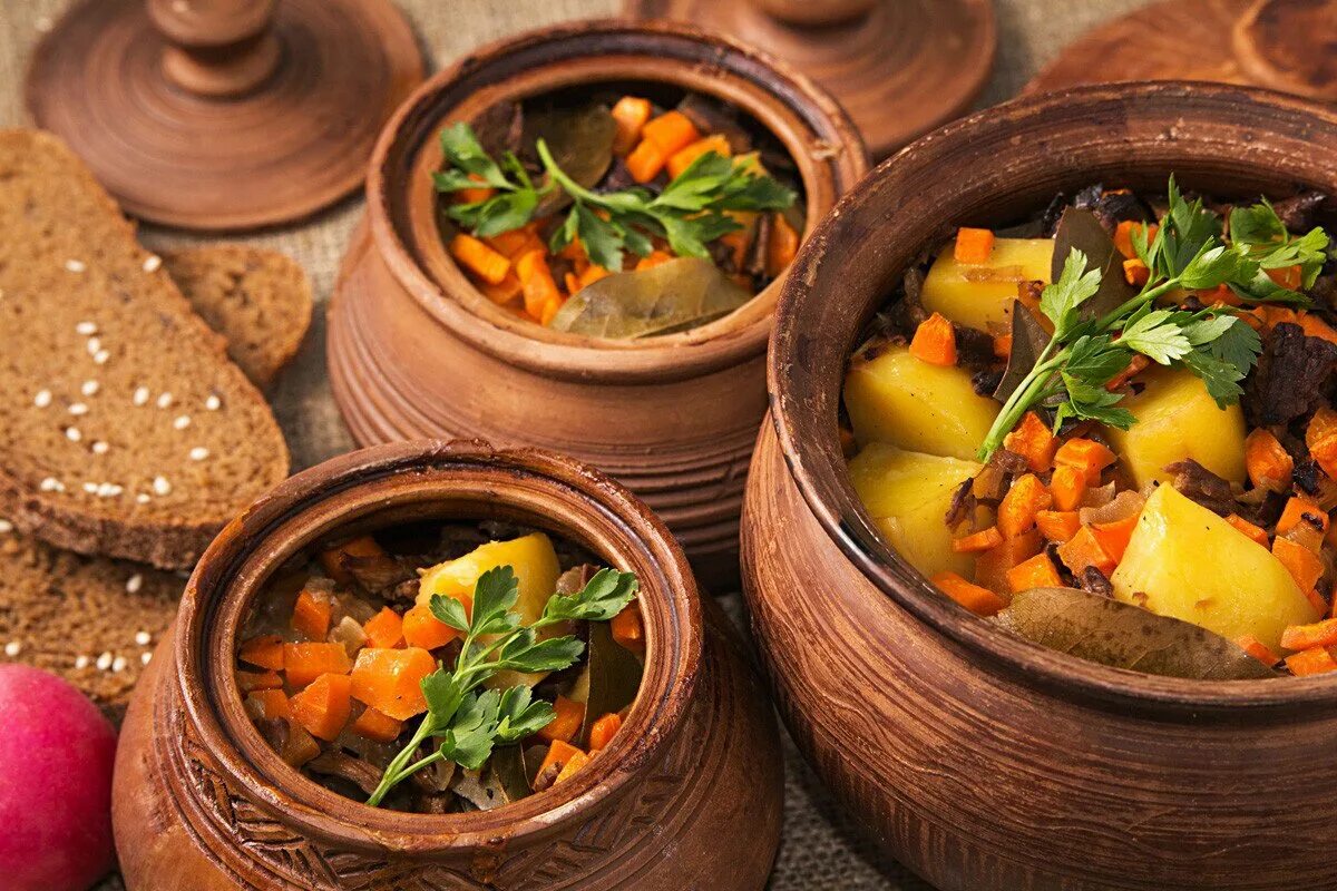 горшочки с мясом и картофелем. горшок для еды. мясное блюдо в горшочке. блюда в глиняных горшочках. жаркое в горшочках в кафе.