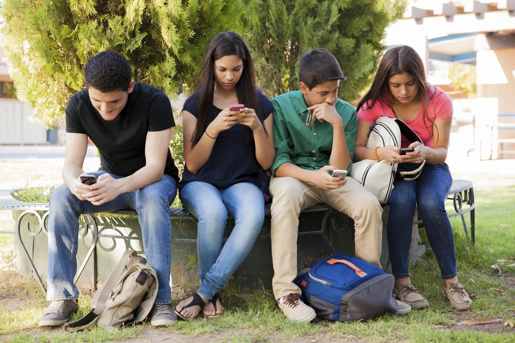 Где сидят молодые. Подросток с телефоном. Современная молодежь. Подросток сидит в телефоне. Человек сидит в телефоне.