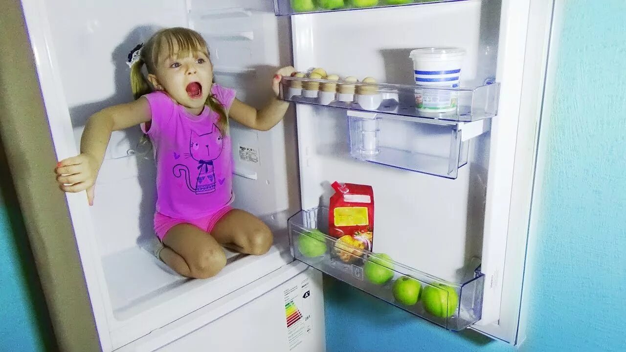 Растаял холодильник. Холодильник для детей. Малыш и холодильник. Девочка у холодильника. Дети залезли в холодильник.