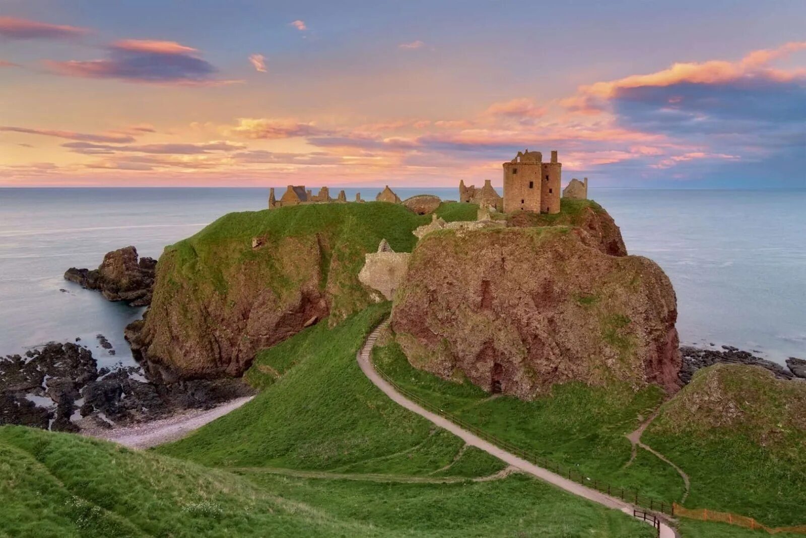 Scotland is beautiful. Замок Данноттар Шотландия. Замок Данноттар — Стонхейвен/Абердин, Шотландия. Замок Данноттар Абердиншир Шотландия 15-16 век. Замок Данноттар легенды.