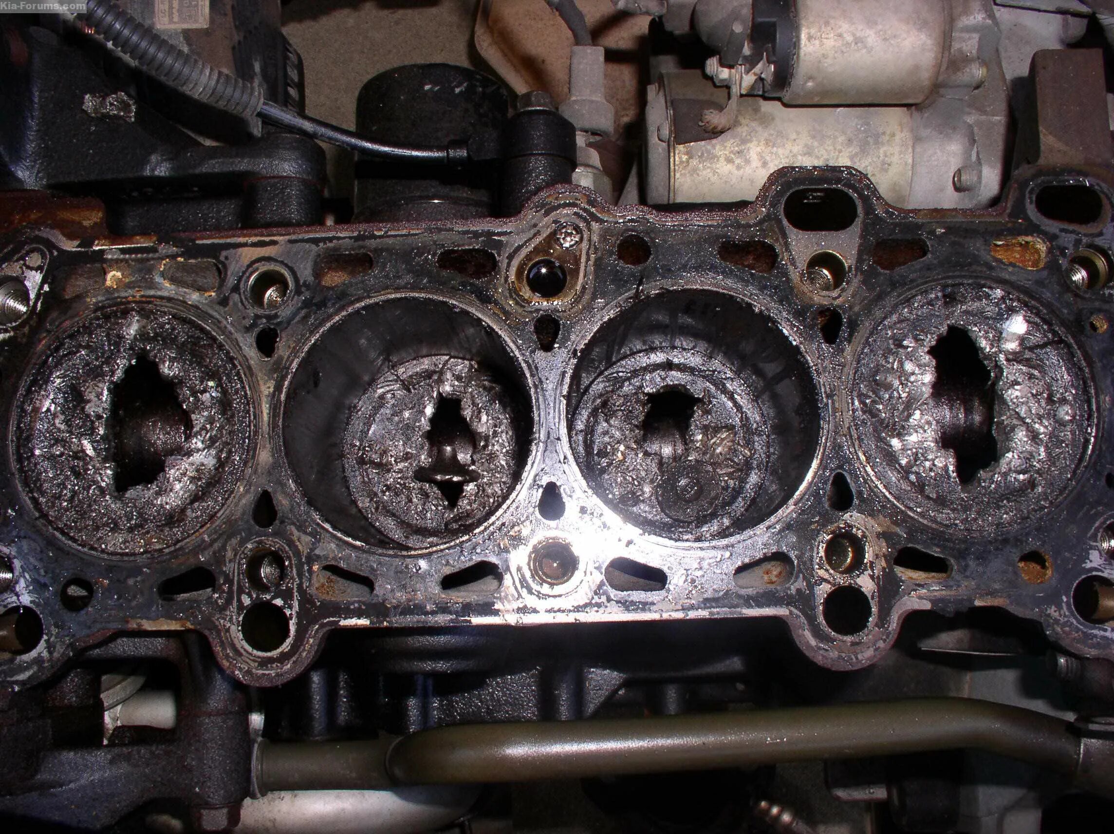 ГБЦ Ford 5 cylinder. Прогорел клапан ВАЗ 2112 16 клапанов. Мотор 409 евро 3 загиб клапанов. Прогар поршня 4д56 т. Хлопки дизеля