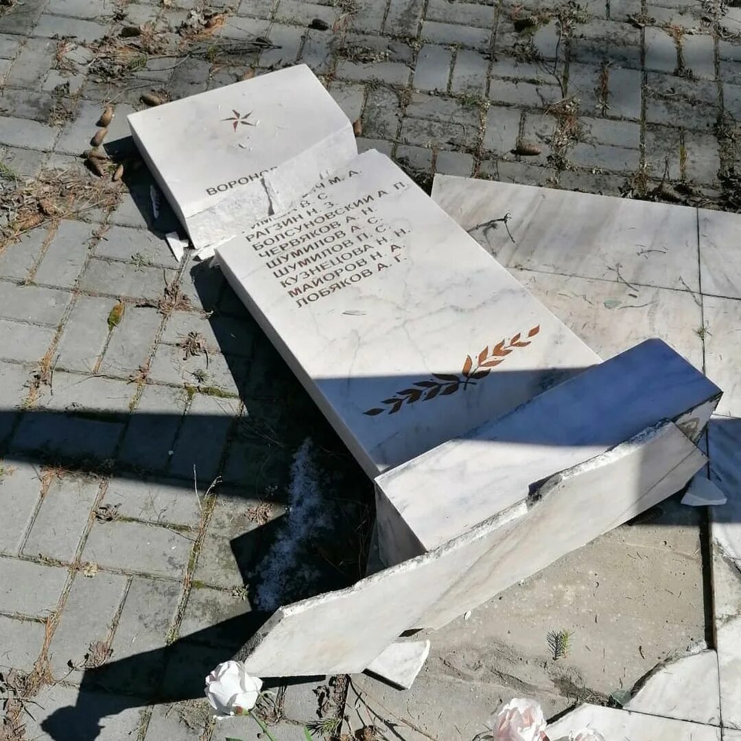 Памятники неизвестному солдатам в слободском кировская область. Памятник на могиле треснул. Сломал памятник. Братские могилы слободской. Сломал памятник.