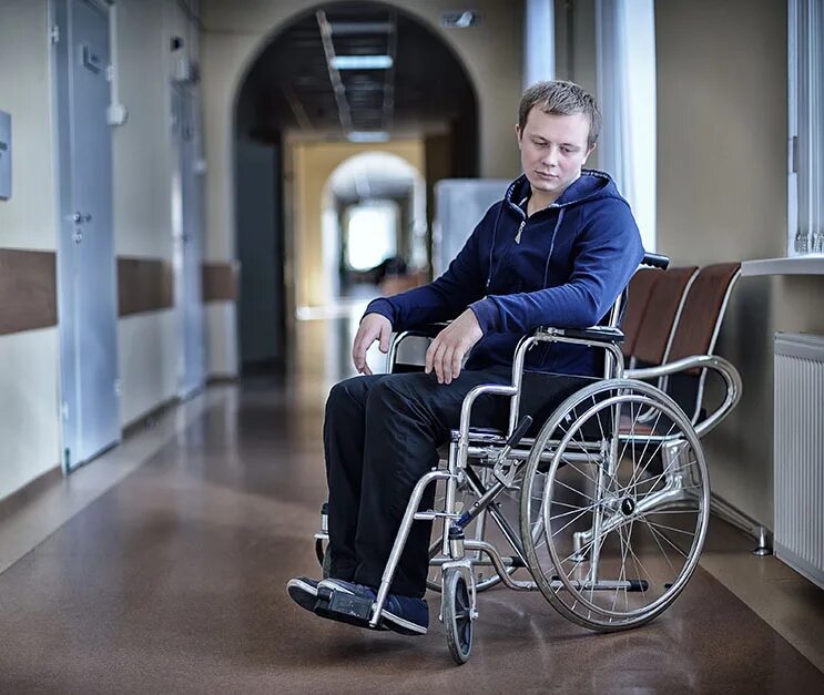 Ухаживает замужем инвалидом
