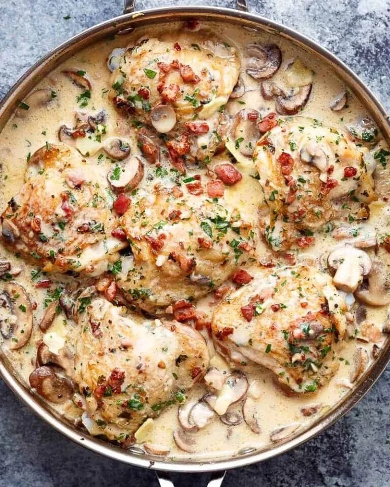 Куриные бедра в сливочном соусе. Курица с грибами в сливочном соусе. Курица в чесночном соусе. Курица с грибами в сливках на сковороде