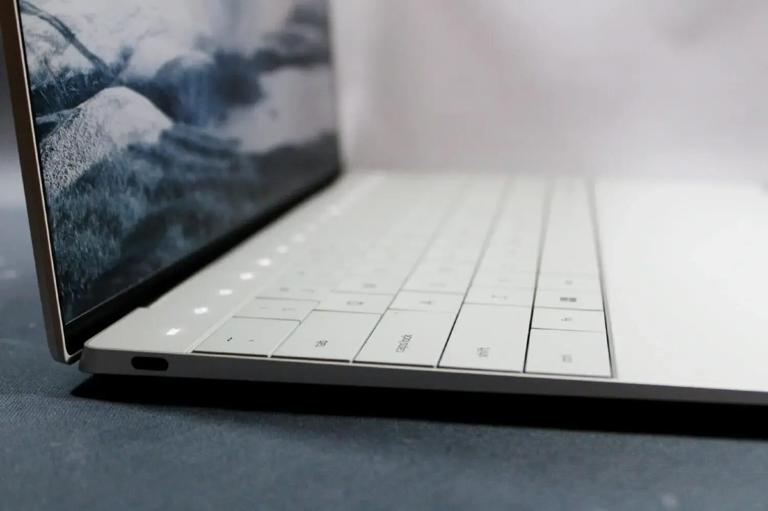 Dell xps 13 plus. Dell 2022. ВФДД чзы13 Plus клавиатура. Красивые Ноутбуки 2023. Ноутбуки Делл XPS на черном фоне.