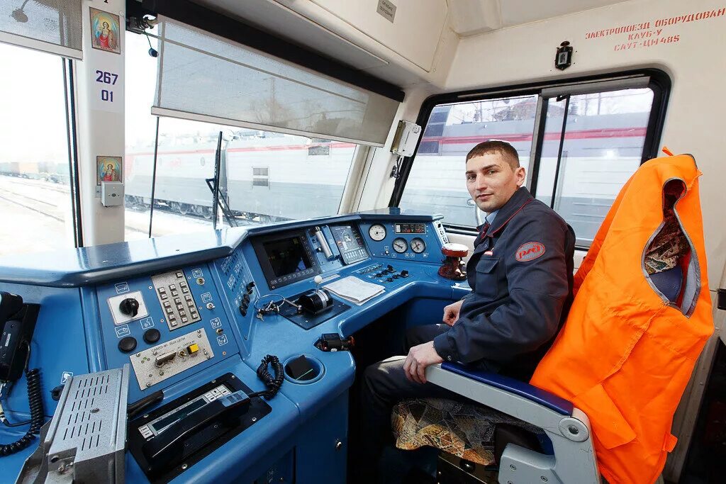 Помощник машиниста электровоза. Помощник машиниста электропоезда ржд. Локомотивная бригада ржд. Гирев сергей михайлович машинист тепловоза. Машинист башенного крана.