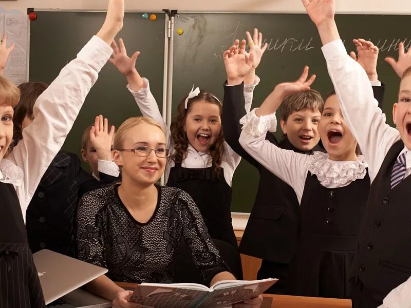 Школа в которой любят детей. Молодые педагоги. Класс с учениками. Учитель и ученик. Дети в школе.