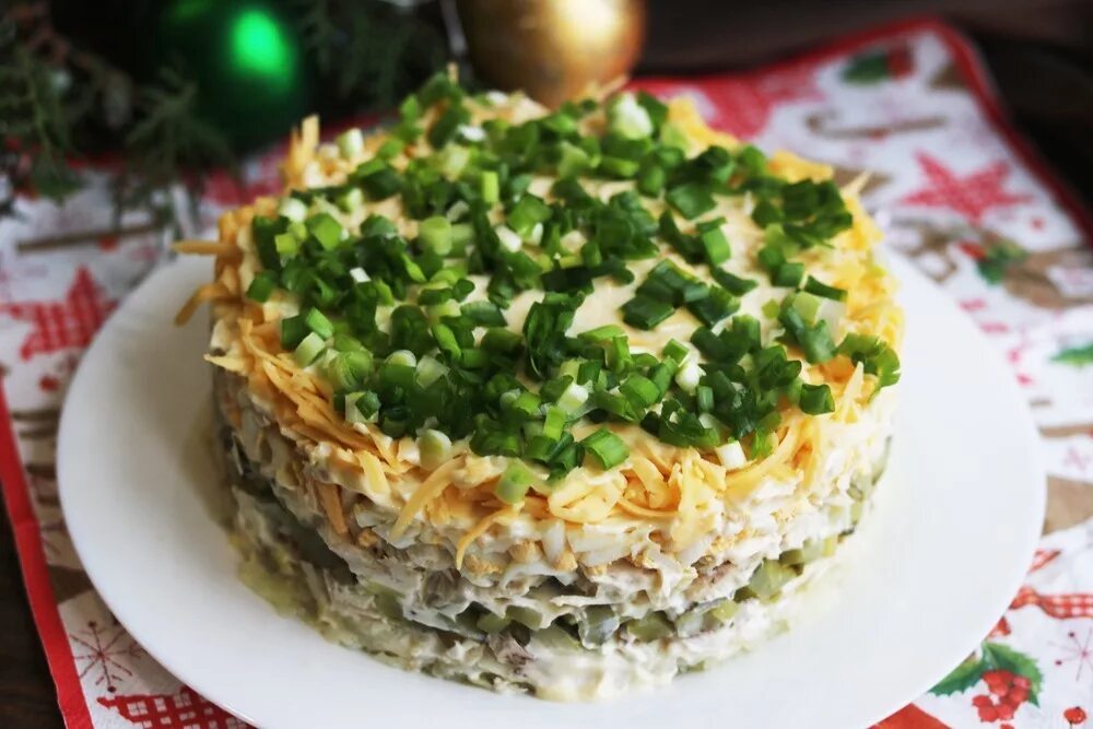 Салаты на праздничный стол с копченой курицей. Салат с копченой курицей слоями. Новогодний салат с солеными огурцами. Слоёный салат с копчёной курицей. Салат с курицей сыром и маринованными огурцами.