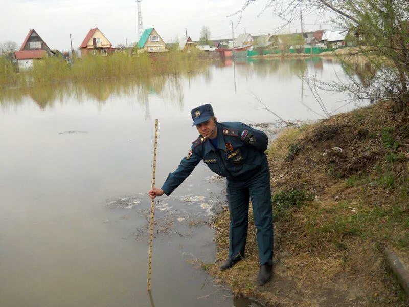 Замер уровня воды в реке. Повышение уровня воды в реках. Поднятие уровня воды. ЧС из-за повышения уровня воды в реках. Мчс уровень воды