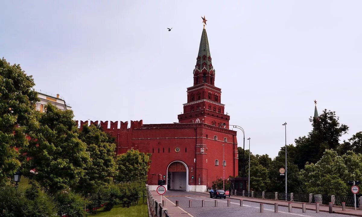 Боровицкий холм в москве. Боровицкая (Предтеченская) башня. Боровицкая башня Московского Кремля. Москва Кремль Боровицкая башня. Боровицкая башня Мос .Кремль.