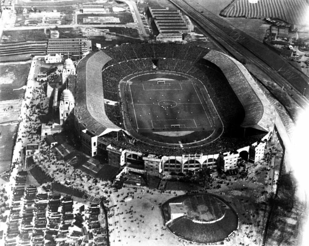 Стадион уэмбли старый. Стадион Уэмбли 1966 года. Уэмбли (1923). Стадион Уэмбли в Лондоне старый. Стадион Уэмбли 80е.