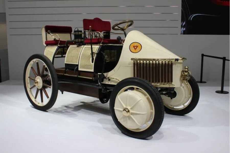 Первая электро. Электромобиль Porsche 1900г. Lohner-Porsche гибридный автомобиль. Электромобиль Lohner Porsche.