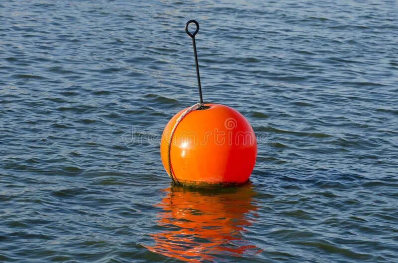 Бумбокс за буйки. Оранжевый буй в море. Буйки на воде. Буйки на море. Оранжевые буйки в море.