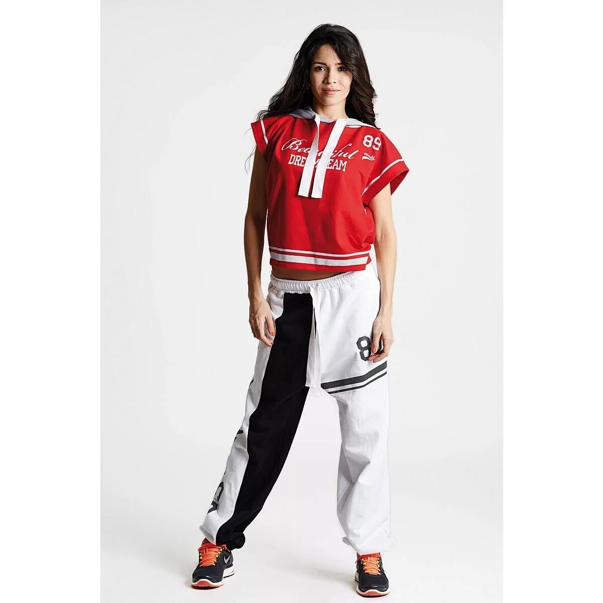 Футболка спортивка. Майка и спортивные штаны. Футболки в спортивном стиле. Майка и спортивки. Удлиненная футболка со спортивными штанами.