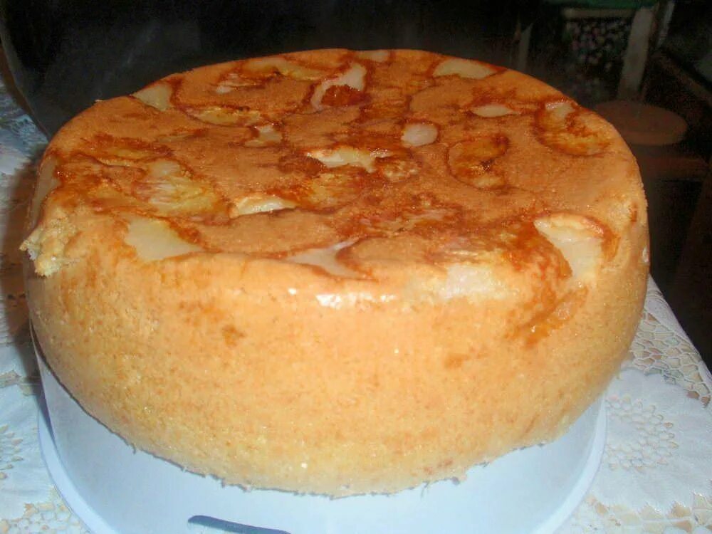 Рецепт шарлотки с яблоками в мультиварке пышный. Шарлотка с бананами. пирог шарлотка в мультиварке. шарлотка с яблоками в мультиварке пышная. яблочно банановая шарлотка.
