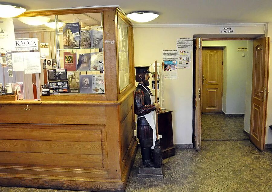 Билетная касса в музей. Касса в музее фото. Магазин в музее царицыно. Касса в музее. Кассы царицынский музей.