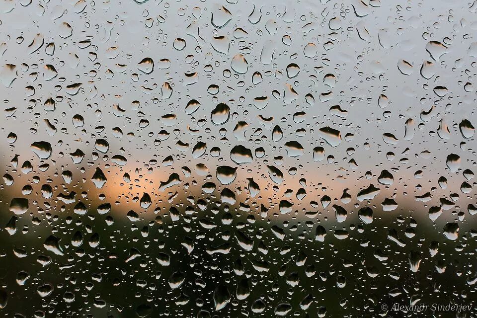 1 крупные капли дождя. Крупные капли дождя. Крупные капли дождя на окне. Капли дождя на коже. Дождь крупными каплями.