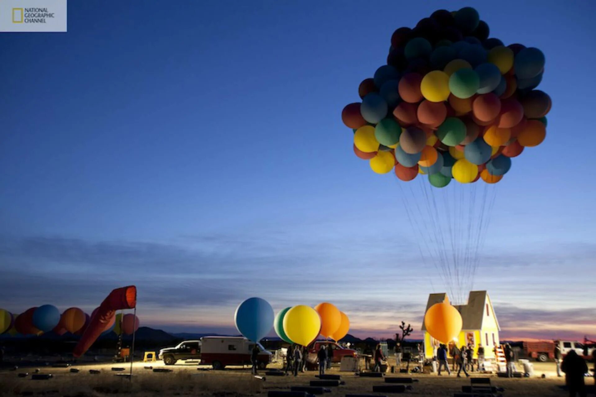Воздушный шар. Необычные воздушные шары. Шары в небе. Летающий дом на воздушных шарах.