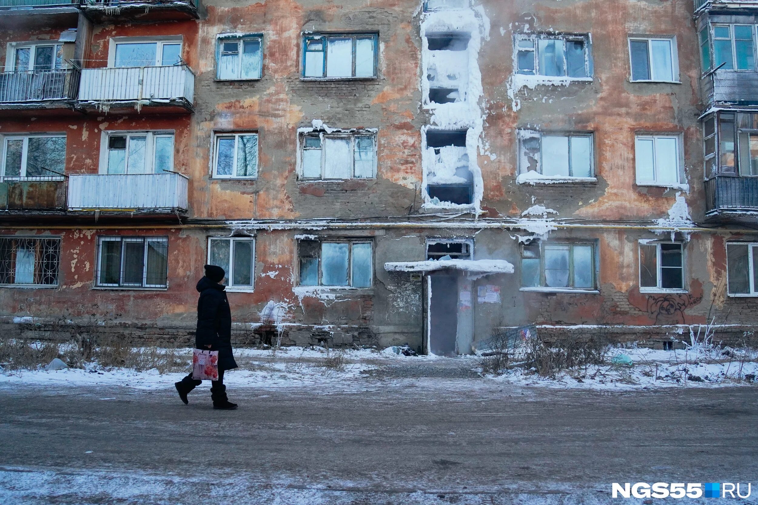саратов аварийные дома. регионы улицы. подъезд пятиэтажки. аварийное жилье омск 2023. рухнул дом в омске 20 партсъезда.