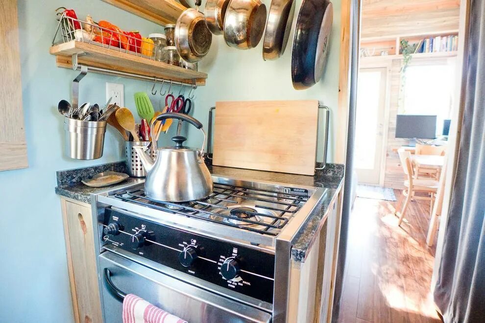 Вытяжка над плитой. Стеновая панель возле газовой плиты. Фартук для кухни с газовой плитой. Фартук над плитой на кухне. Стеклянная панель для плиты.