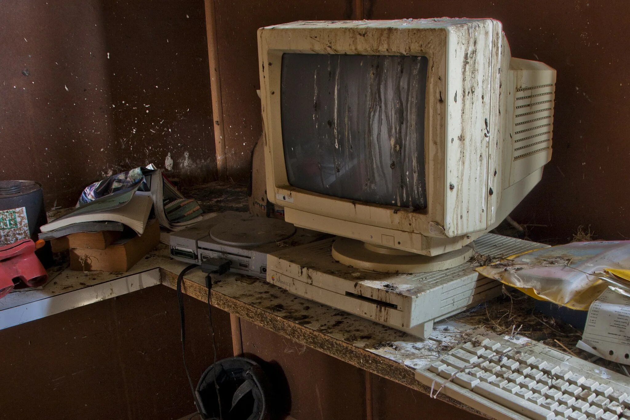 Разрушать пк. Старый компьютер. Старый монитор. Самый старый компьютер. Монитор старого компьютера.