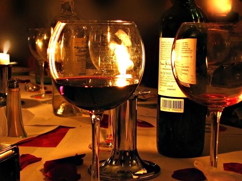 Бокал вина в ресторане. Романтический ужин с вином. Вечер с вином. Бокал с вином.