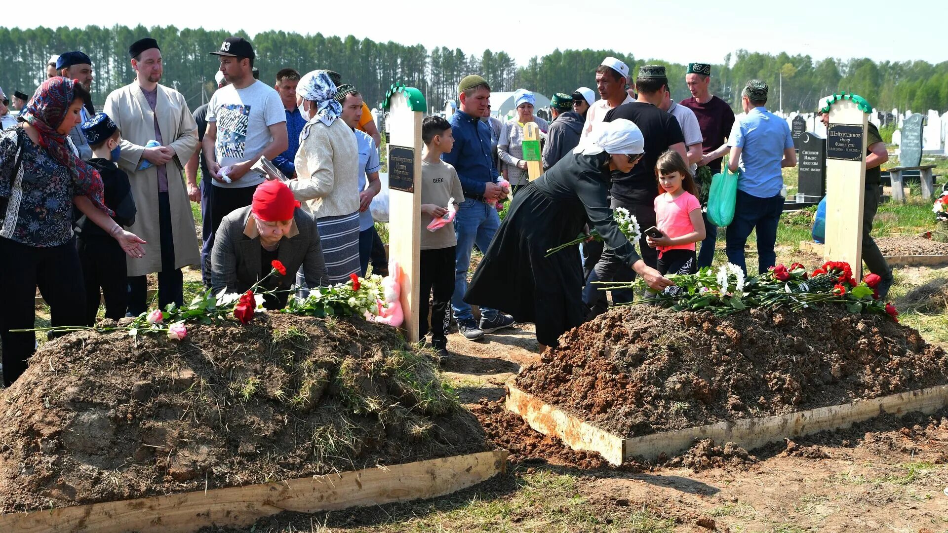 Похороны детей погибших в Казани в школе 2021. Похороны детей в Казани погибших в 175 школе. Казань 175 школа трагедия.