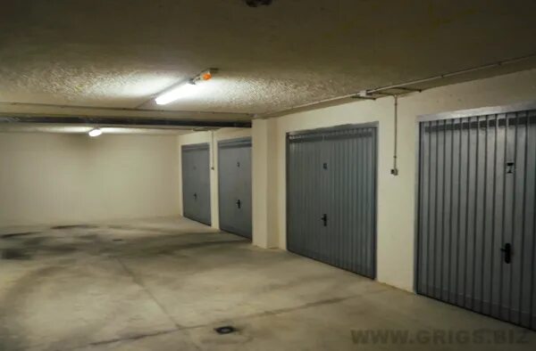 гараж в многоэтажном доме. гараж во дворе. новый гаражный кооператив. гаражи в мкд. гаражи в мкд.