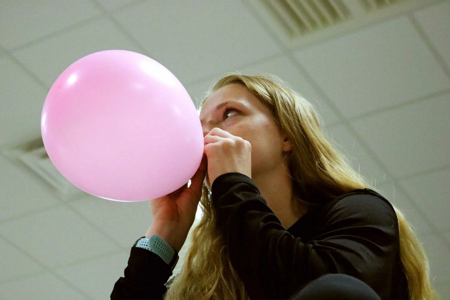 Balloon blowing up. Галас лунер. девушка looner. blowing balloons. балун blowing.