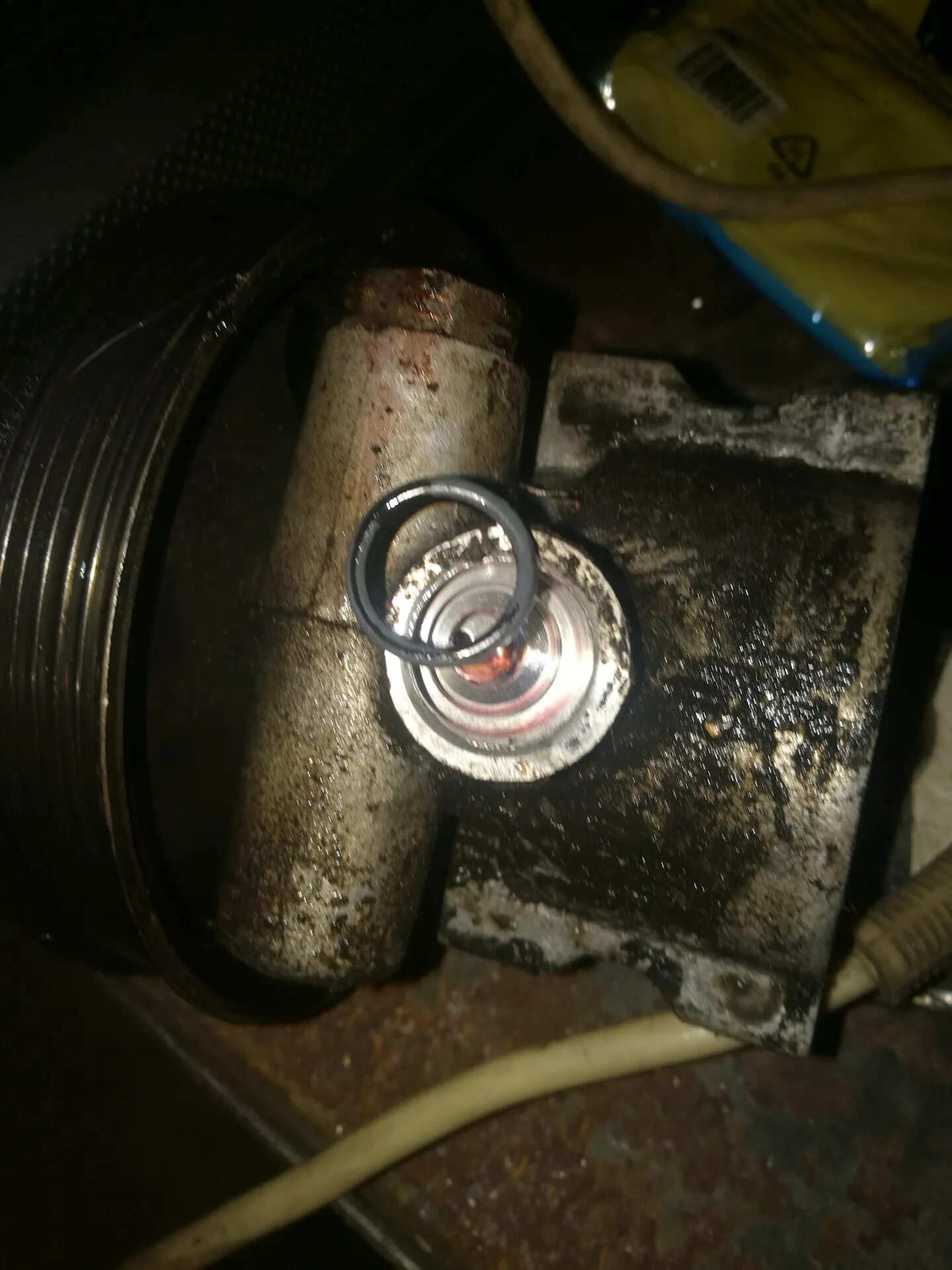 Гур давит масло. Щуп z16xer. Жидкость гур волга сайбер 2. Бачок антифриза волга сайбер. Бачок гур солярис 2011.