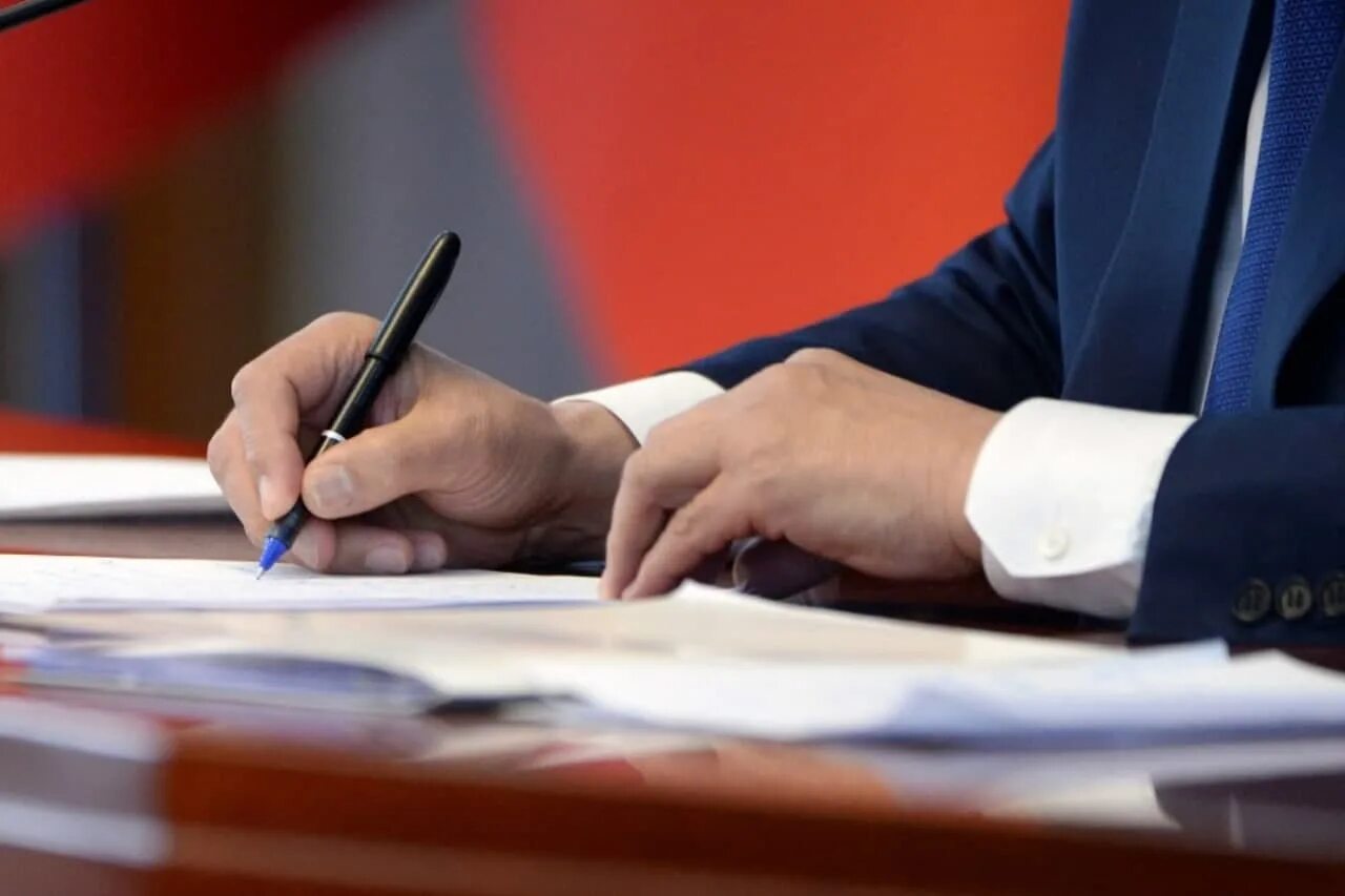 Подписание законов осуществляет. Подписание закона. подписан закон. подпись закона. подписали новый закон.