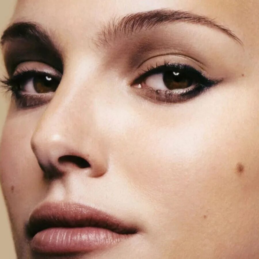 Девушки с родниками на лице. Анджелина джоли. Макияж анджелины джоли. Стрелки анджелины джоли. Ева мендес макияж.
