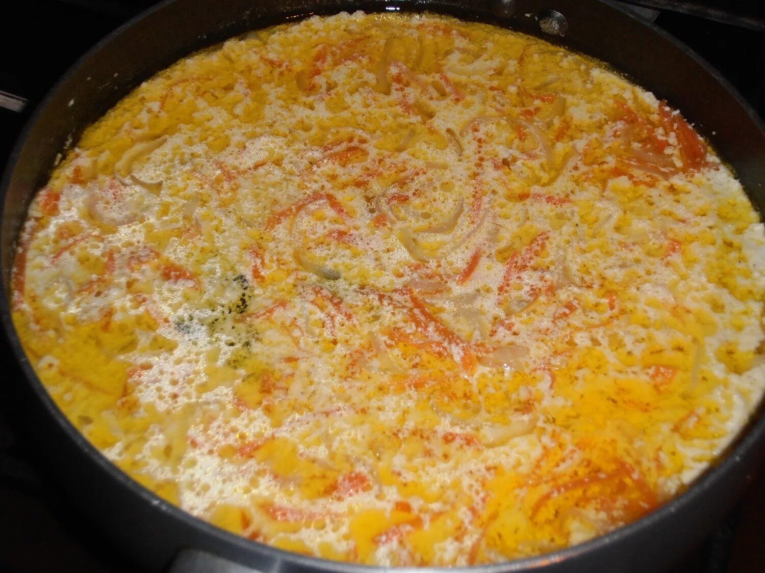 Минтай с подливкой на сковороде. Рыба тушеная с морковью и луком. рыба тушеная с морковью и луком на сковороде. рыба тушёная в сметане на сковороде с луком и морковью. рыба в сметане на сковороде с луком и морковью.