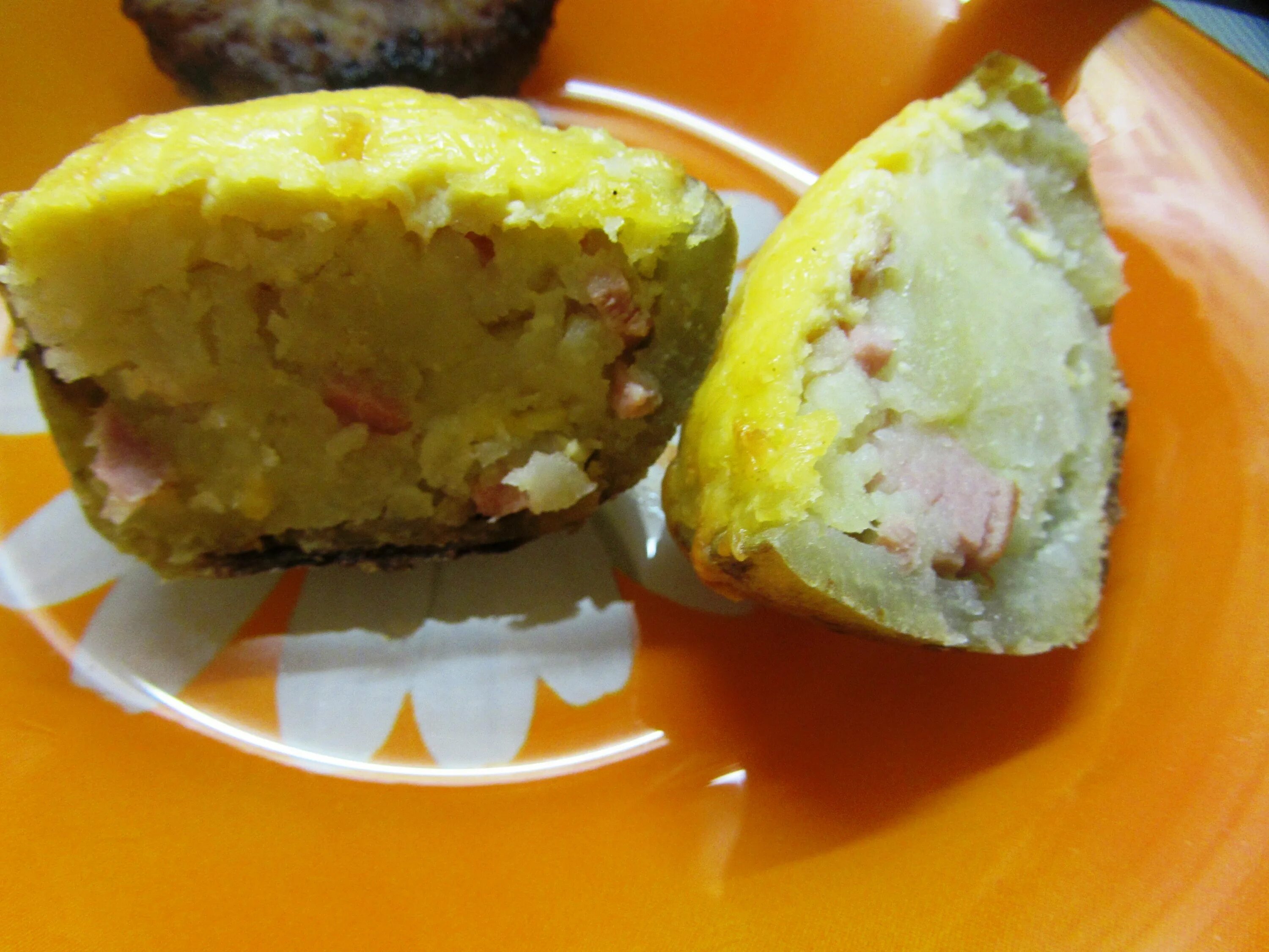 Закуски из сыра. Сырные рулетики с начинкой. Закуска завернутая в сыр. Закуска из болгарского перца. Фаршированный плавленный сыр.