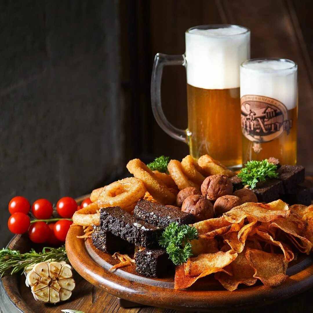 Прием пивных. Стоит на жестяной банке. Пиво полезное для здоровья. Сколько стоят жестяные банки. Алюминиевые банки.