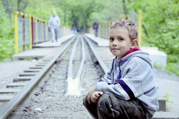 Мальчик подсел. Железная дорога для детей. Мальчик на железной дороге. Дети и подростки на ж. д. путях. Дети на железнодорожных путях.