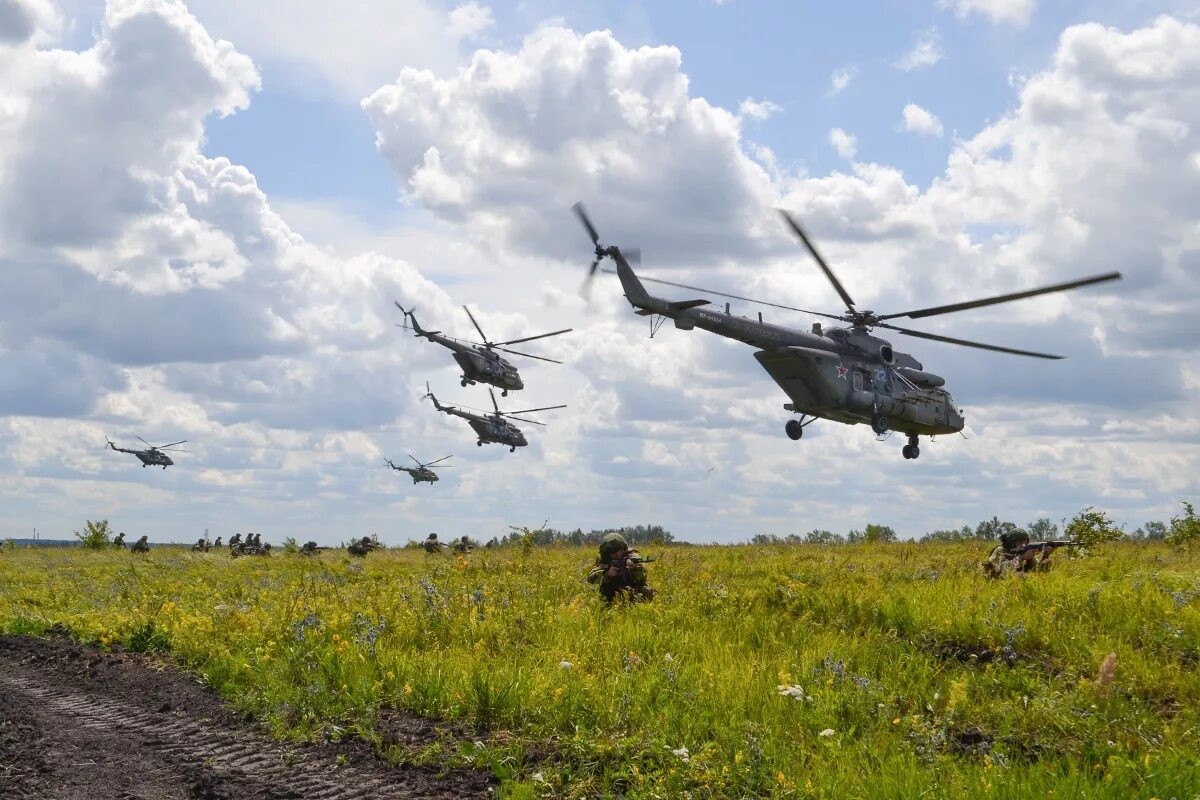 Вертолет перебрасывал отряд. Донгуз 2019 учения. Военные учения. Военные учения вертолеты. Боевые учения Россия.