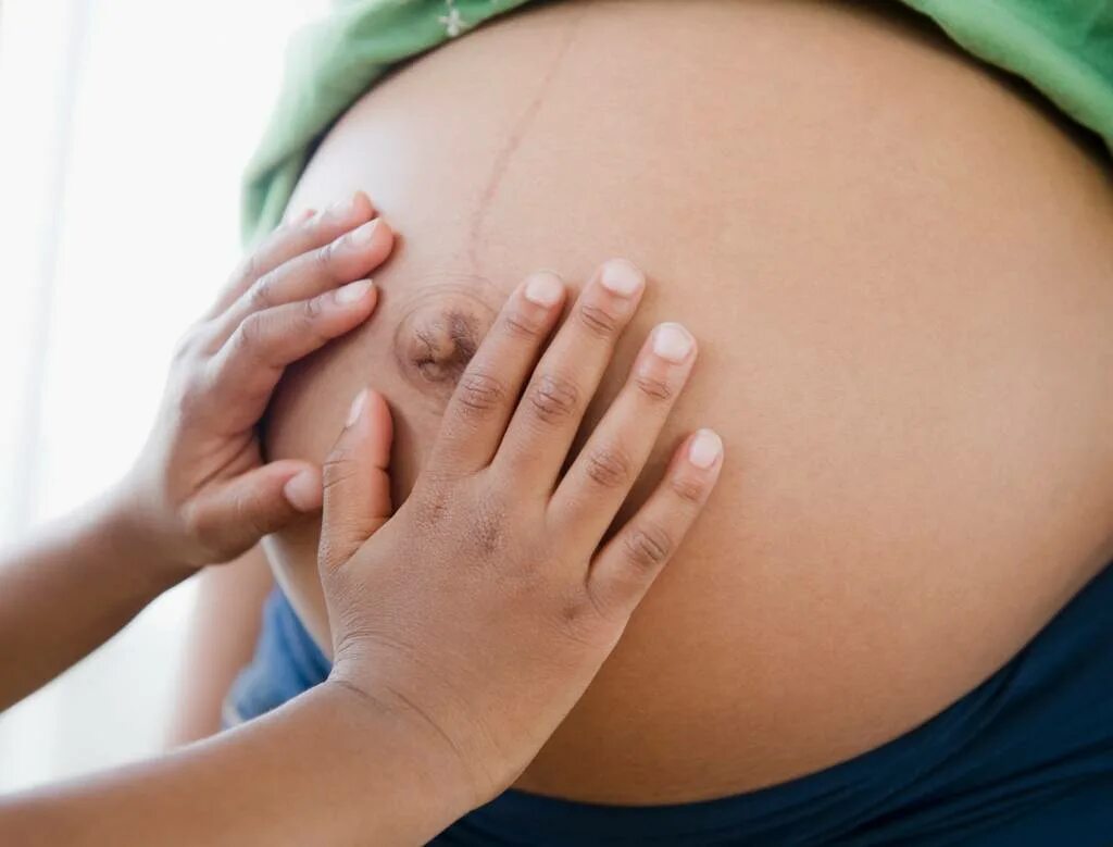 Первые шевеления при беременности форум. Малыш в животике. Ребенок толкается в животе.