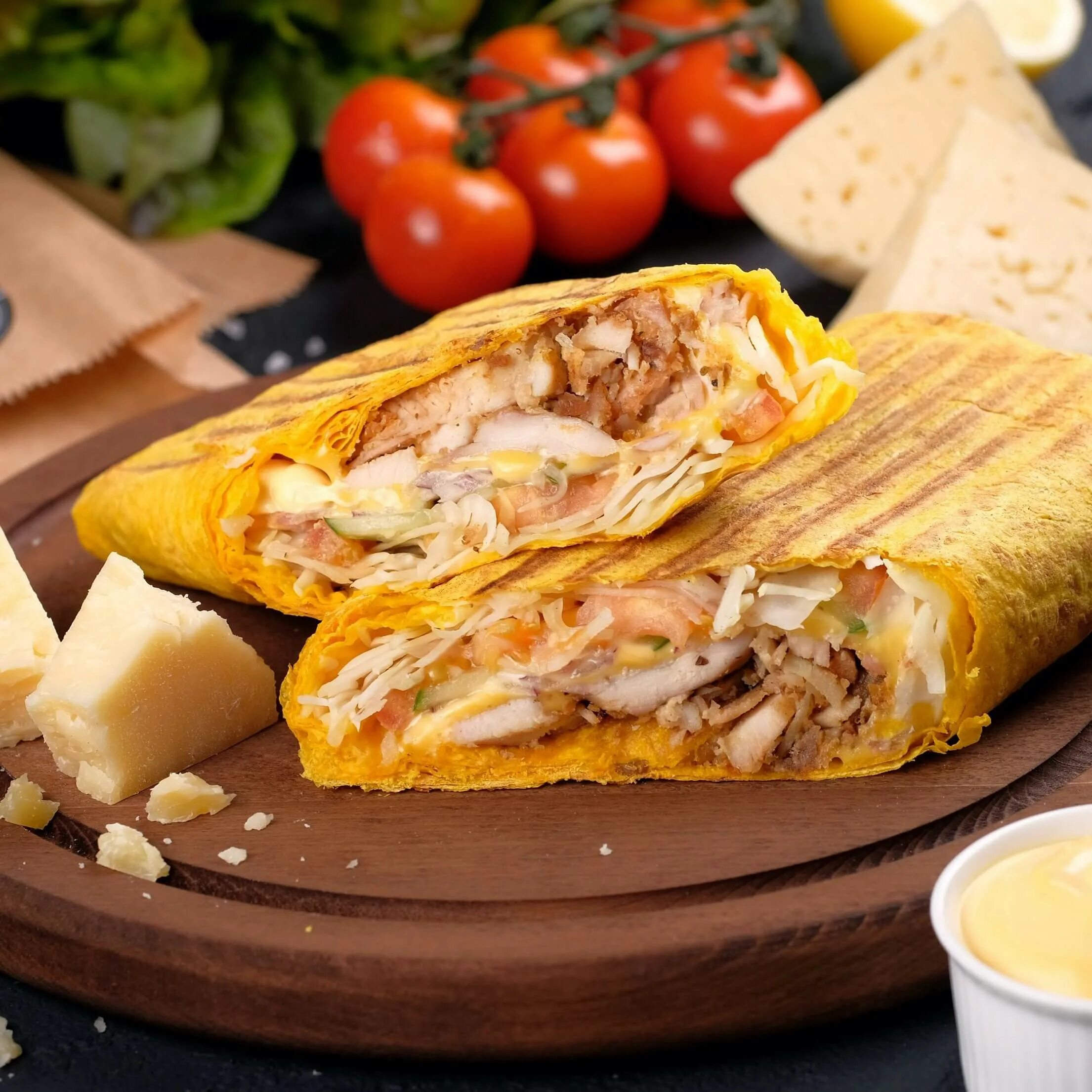 курица в лаваше. шаурма с сыром. шаурма с сыром. донера в оранжевых стенах. шаурма с курицей в сырном лаваше.