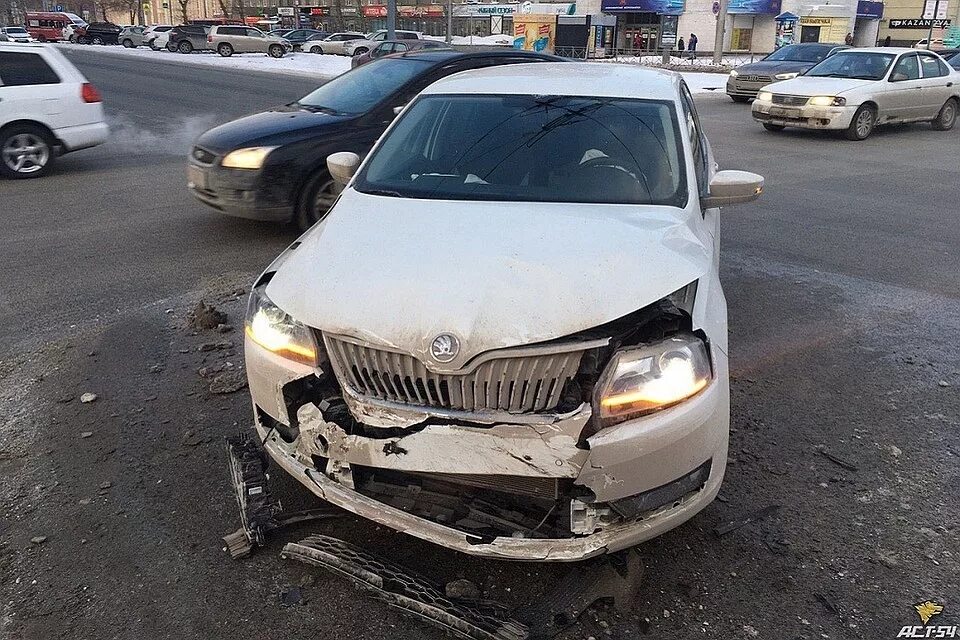 Рапид после дтп. Skoda rapid дтп. Шкода октавия а7 белая дтп. Разобранная skoda rapid. Рапид после дтп.