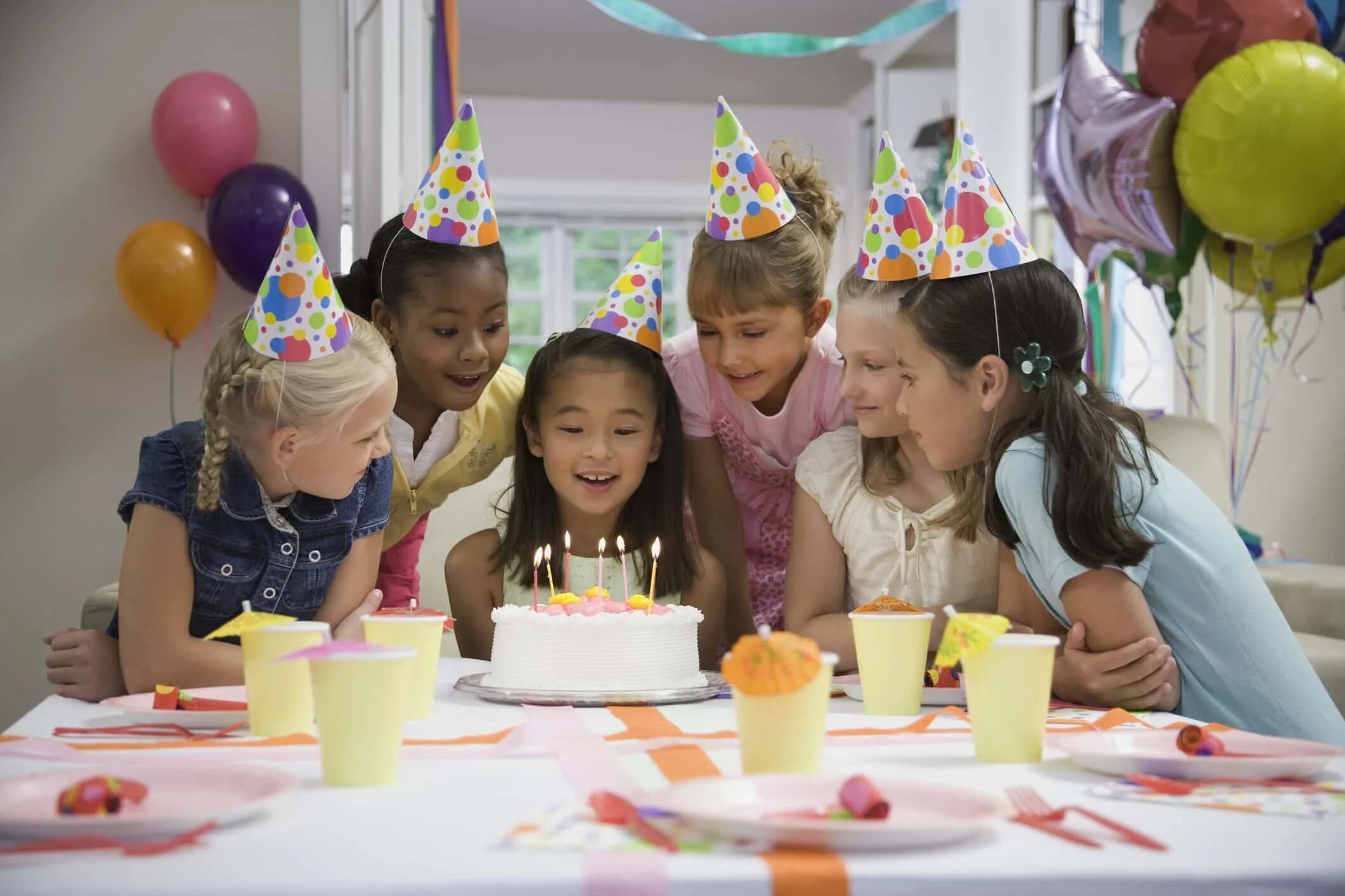 Развлечение за столом на дне рождения. Празднование дня рождения. Празднование дня рождения ребенка. Празднуют день рождения. Дети отмечают день рождения.