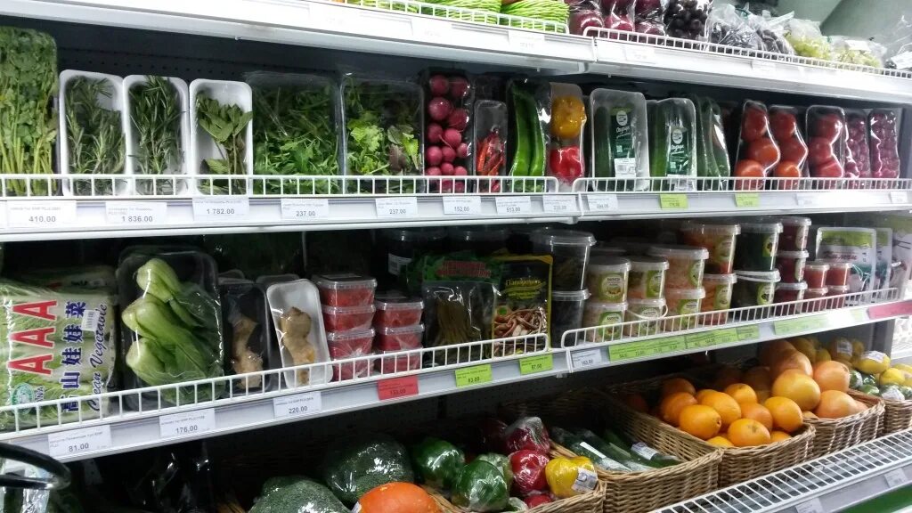 Выкладка зелени в продуктовом магазине. Планограмма фруктов и овощей в магазине. Овощи на полке в магазине. Выкладка салатов на полке. Овощи в магазине пятерочка