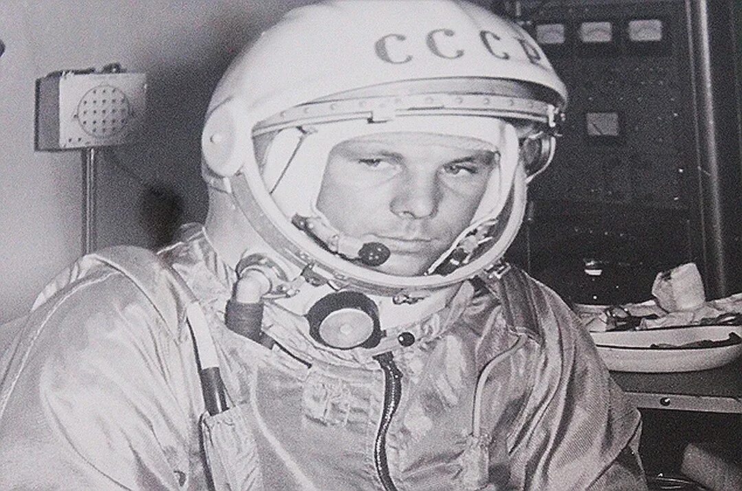 1961 год космос. Гагарин космонавт. Юрий Гагарин. Юрий Гагарин в скафандре. Юрий Гагарин в космосе.