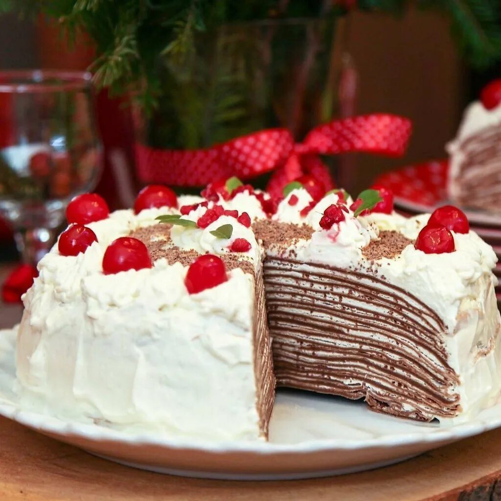 Вкусный готовый торт. Блинный торт Шантимель. Блинный торт Мирель. Блинный торт Fantel. Шоколадный блинный торт с творожным кремом.